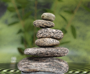 Cairn symbolisant l'énergie d'octobre 2027