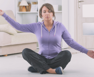 Femme pratiquant le Qi gong à la maison