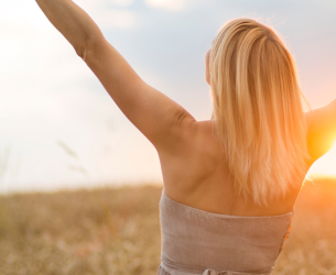 Femme en mouvement dans la nature, évoquant la liberté, l’énergie et le bien-être