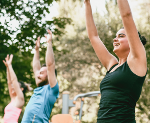 Personnes pratiquant des mouvements en plein air, pour illustrer le Qi Gong comme pratique corporelle douce