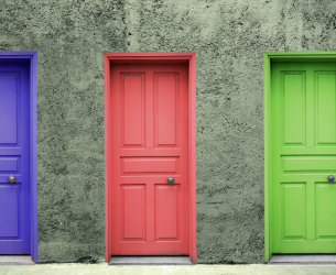 Trois portes colorées illustrant les choix et les cycles du changement