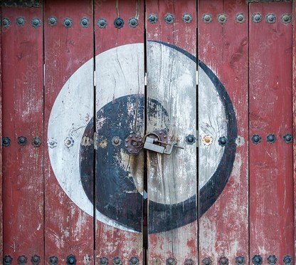 Porte ornée d’un symbole Tai Ji, entrée dans la tradition taoïste à Aubenas