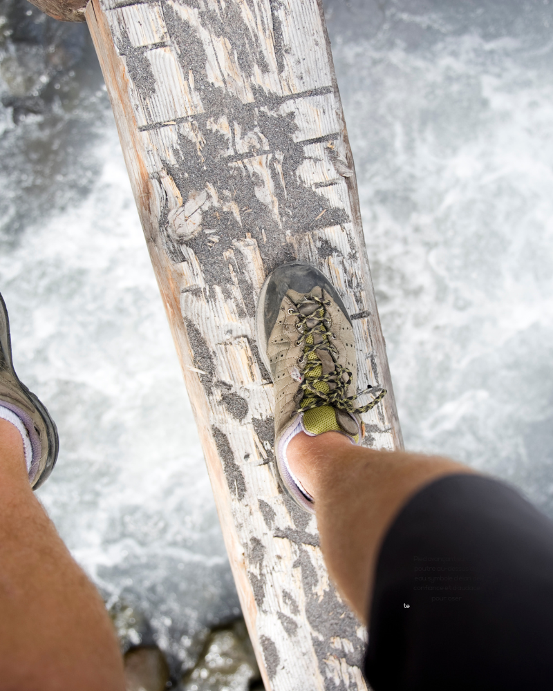 Pied avançant sur une poutre au-dessus de l’eau, symbole d’élan, de confiance et d’audace pour oser