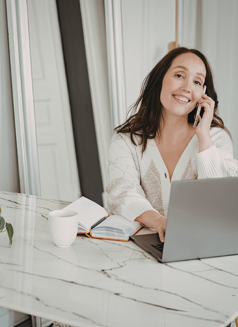 Femme recevant une aide en ligne symbole de la relation d’aide en ligne