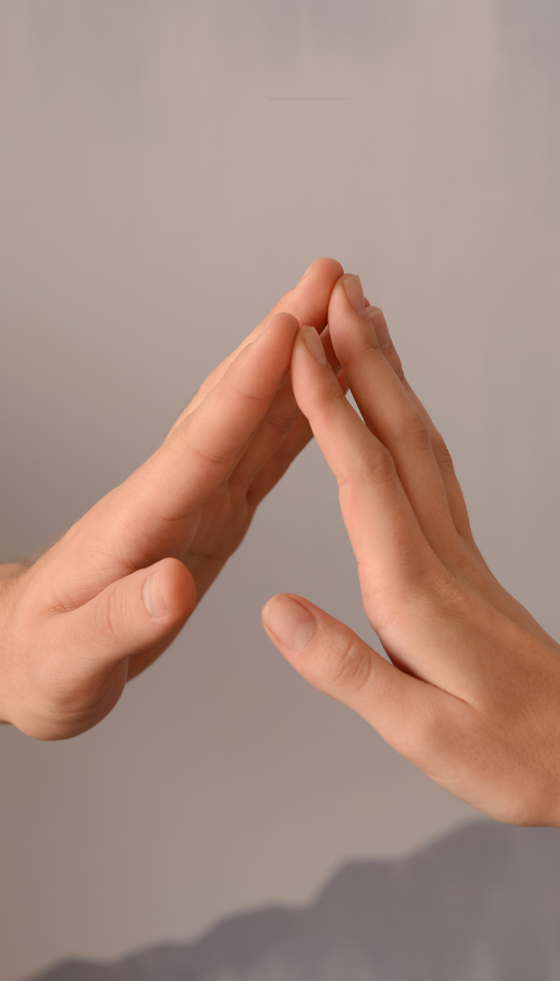 Mains se touchant exprimant l’Hexagramme  31