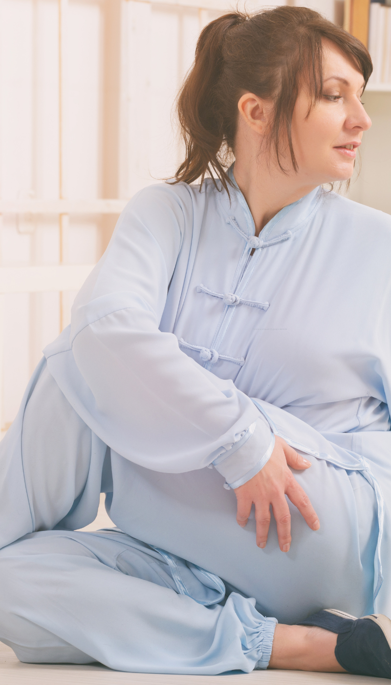 Femme pratiquant le Qi gong à domicile