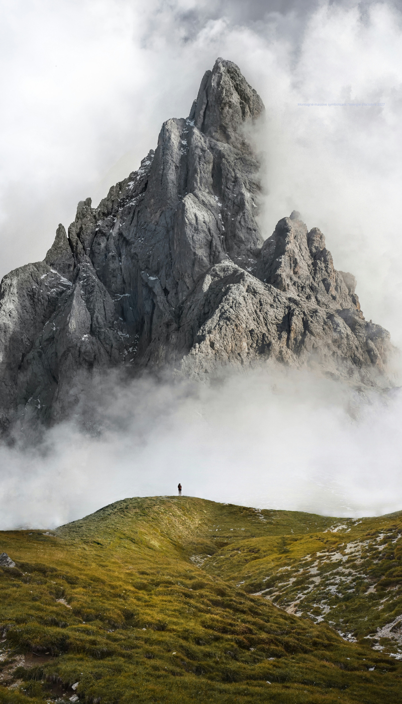Montagne massive symbolisant le mois du Chien de Terre
