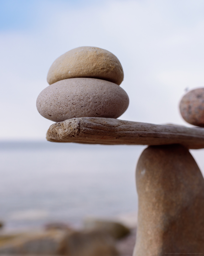Pierres en équilibre symbolisant la douceur, la stabilité et l’harmonie du Qi Gong